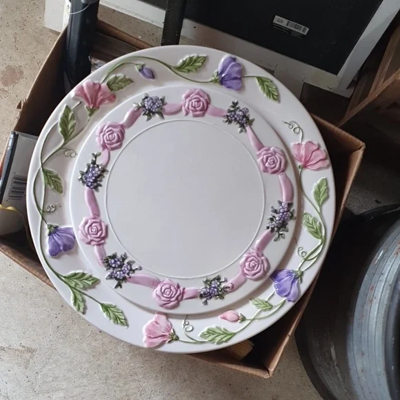 Vintage floral cake serving plates 3 piece set - Picture 1 of 13